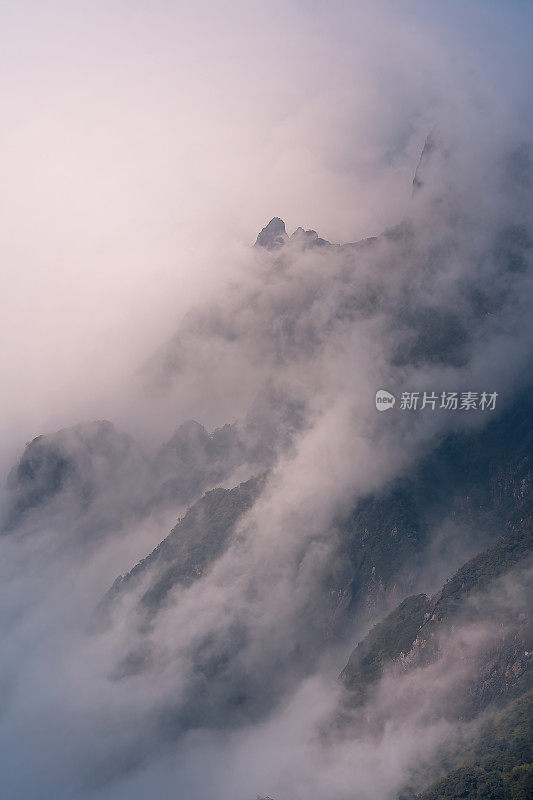 从梵磐山上的美丽风景和一座佛教寺庙。越南老蔡省萨帕。