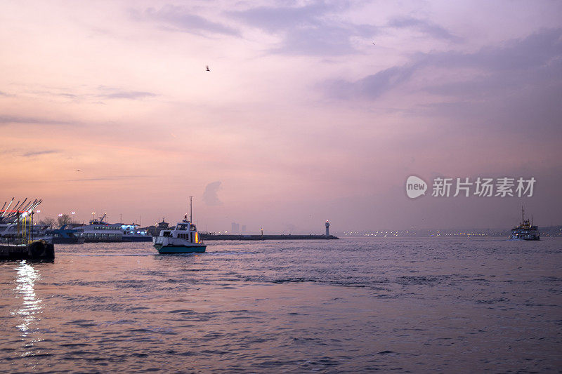 日落时分，土耳其伊斯坦布尔，博斯普鲁斯海峡上的客轮