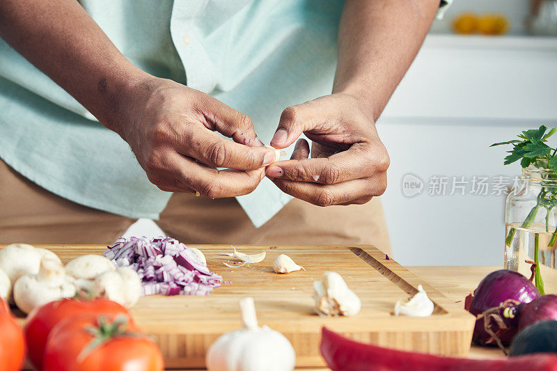 一名男子正在准备健康的蛋白质午餐