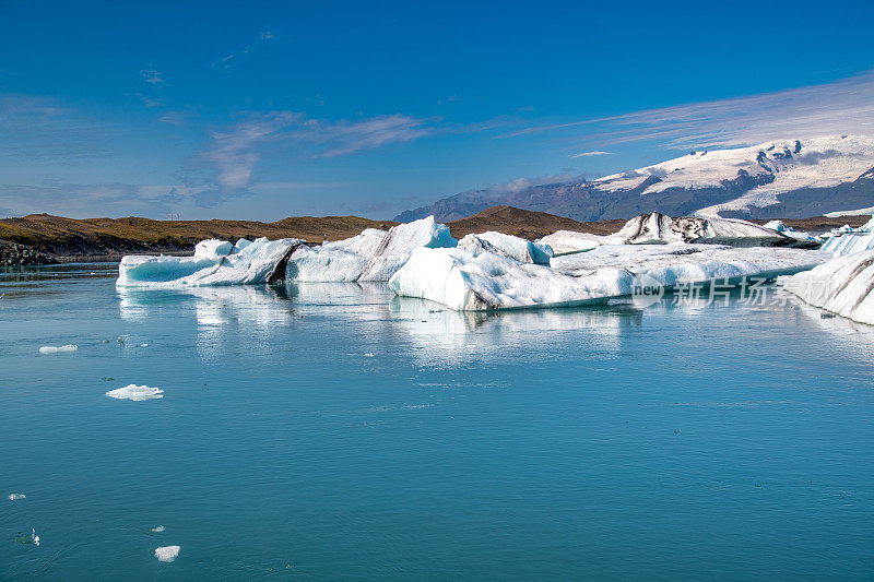 冰岛夏季的Jokulsarlon泻湖中的冰山