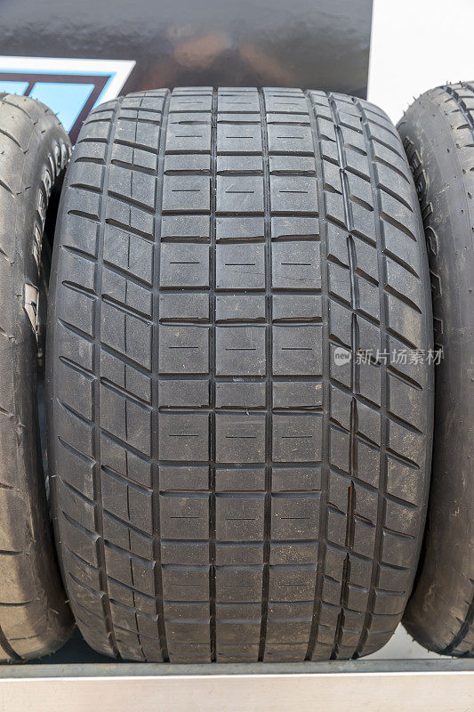 在比赛前的维修区，大型橡胶赛道轮胎的胎面花纹