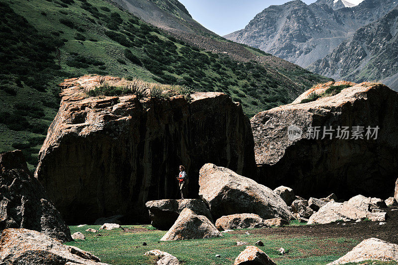 快乐的46岁女游客在网上谈论她在天山的徒步旅行