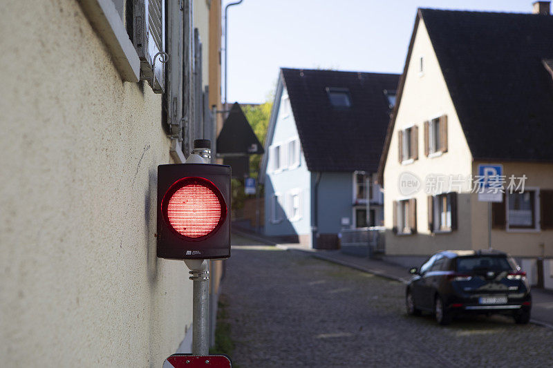 红色的交通灯和空旷的郊区街道