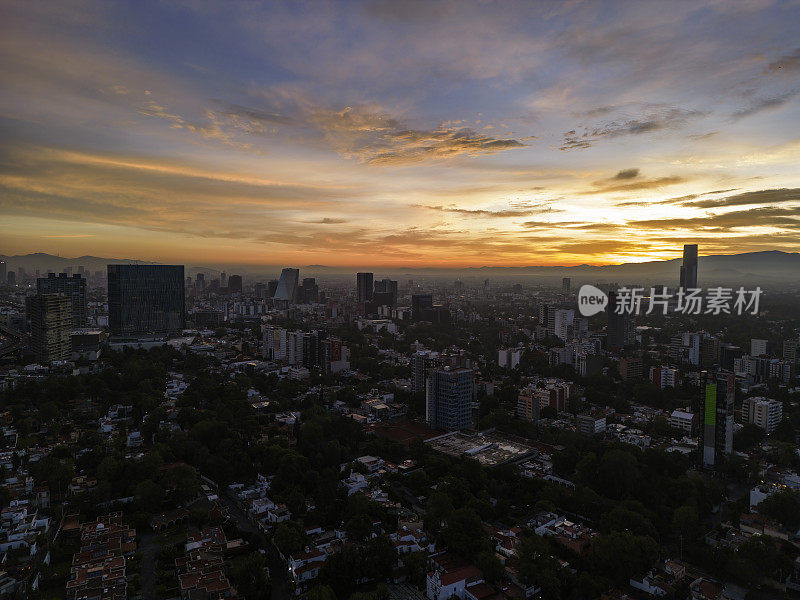 墨西哥城黎明时分的市景