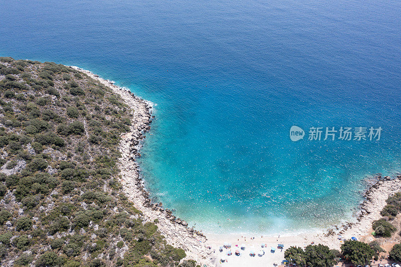 无人机拍摄的安塔利亚卡斯海滩鸟瞰图