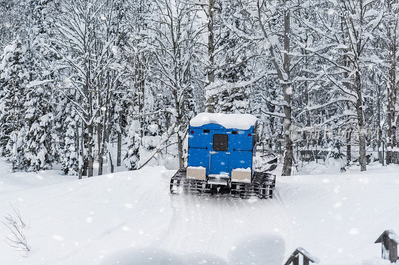 后后门窗口视图蓝色现代雪车拉架美容机与小屋箱准备滑雪斜坡滑雪道高山滑雪场。亚视北极车森林冬季苔原之旅探险旅行