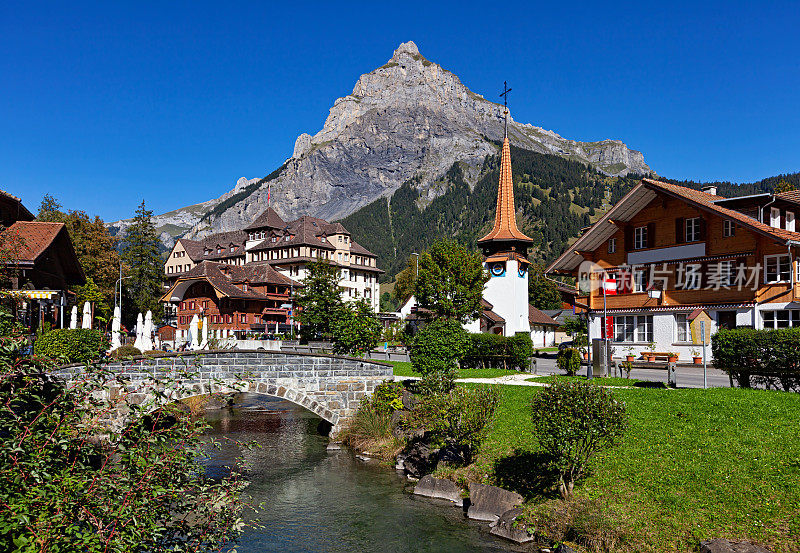 瑞士伯尔尼高地，Kandersteg村和Dundenhorn山的夏日景色。