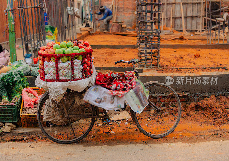加德满都街头一辆满载新鲜水果的自行车