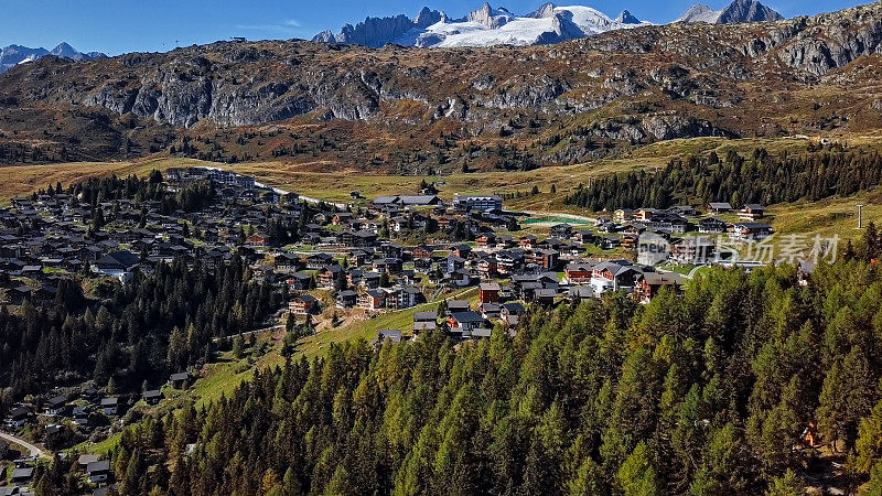 鸟瞰瑞士瓦莱州无车山村Bettmeralp。