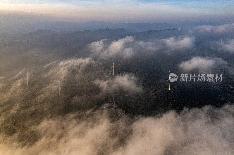 日落时分，森林山顶上的风力涡轮机