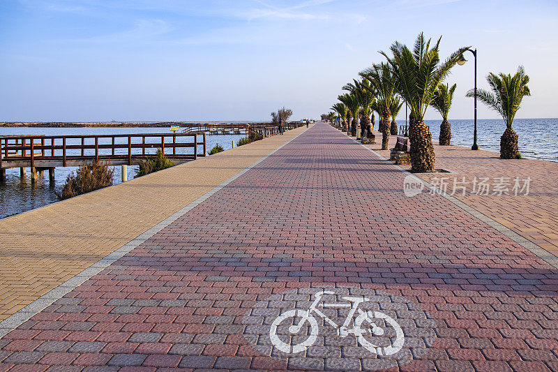 西班牙圣佩德罗德尔皮纳塔尔区域公园的人行道和自行车道