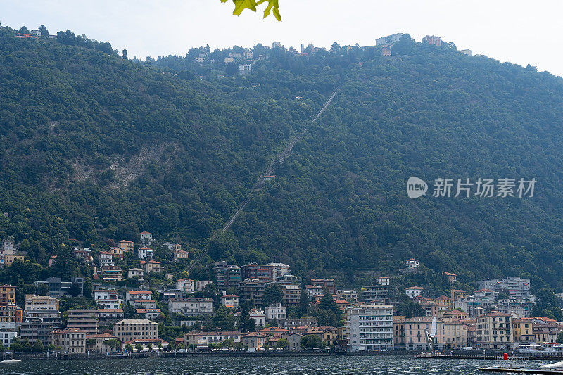 意大利科莫湖的景色，山顶上是布鲁纳特村。