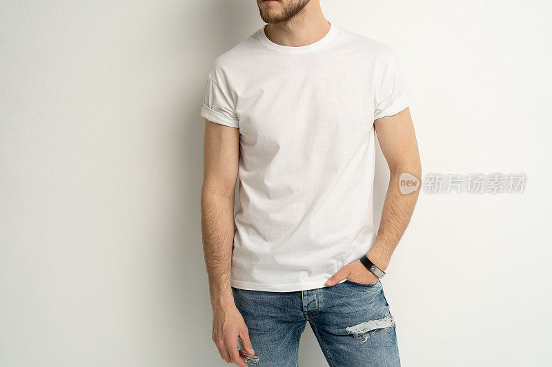 衬衫设计与人的概念——特写年轻人在空白的白色t恤前视图孤立