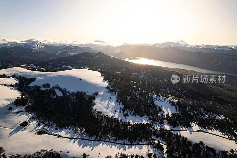 巴塔哥尼亚安第斯山脉雪山上的日落