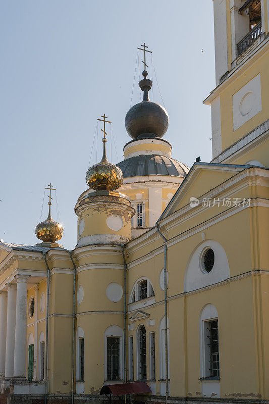 2023年7月9日，俄罗斯梅什金。圣母升天大教堂后面的碎片。