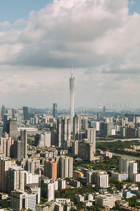 广州地标广州塔及其周边建筑的城市景观照片