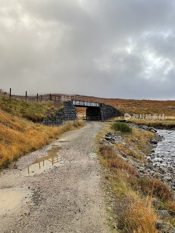 在遥远的苏格兰高地，铁路桥下的土路