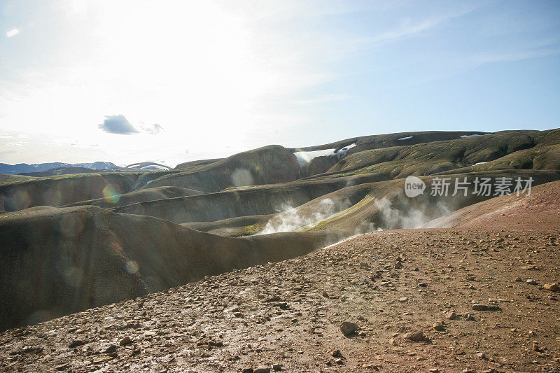 冰岛Laugevegur小道的起点，Landmannalaugar周围起伏的、色彩斑斓的山脉，火山蒸汽从地面升起