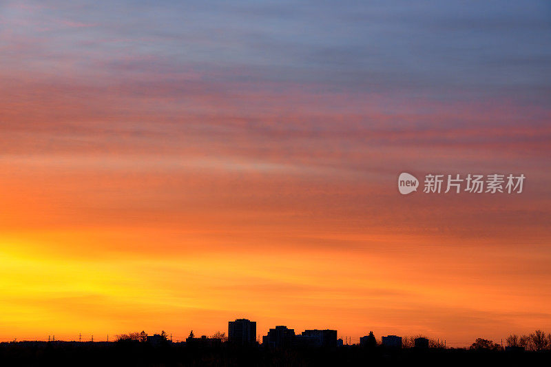 黎明天空城市剪影