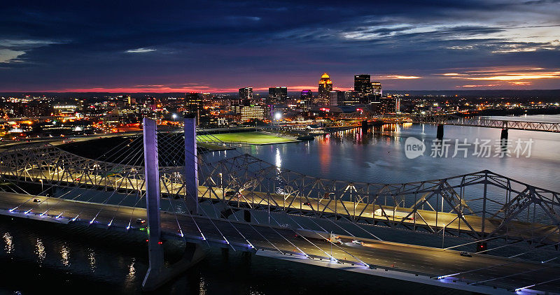路易斯维尔市中心，肯塔基州和俄亥俄河在一个秋天的晚上-空中拍摄
