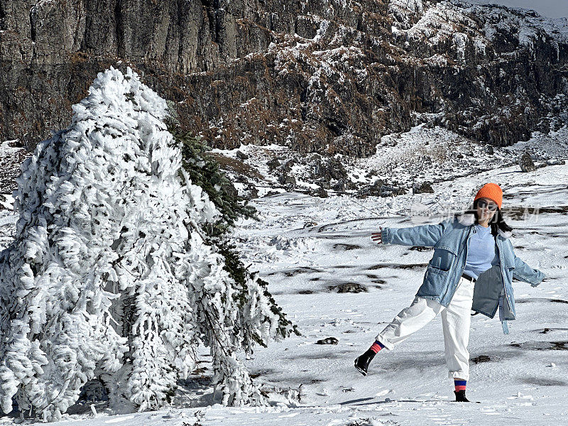 一个女人在寒冷的天气里穿行于白雪覆盖的山林之中