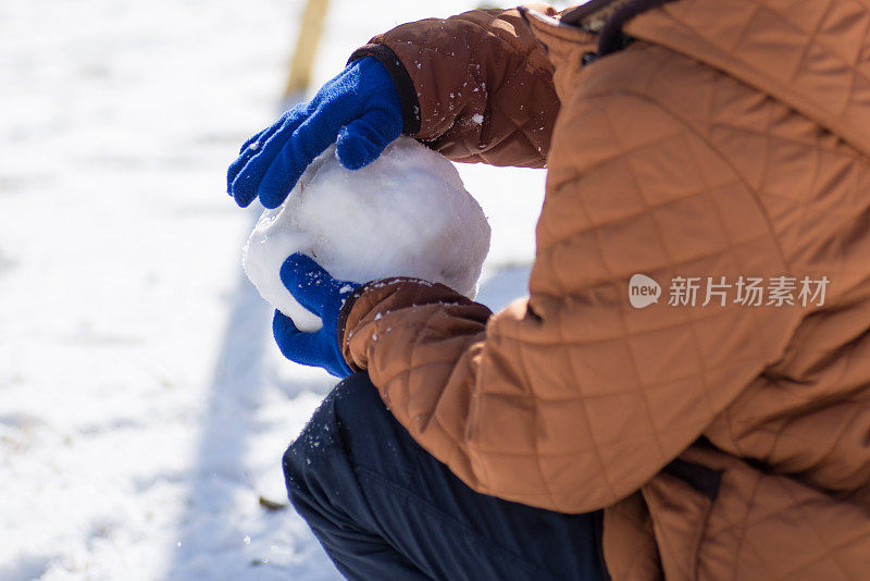 孩子们玩雪球的画面