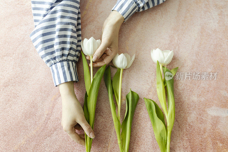 人手制作郁金香花束的照片