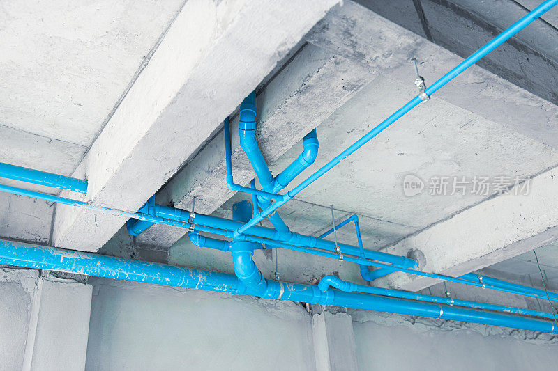 PVC水蓝色塑料管安装在在建建筑的底层屋顶