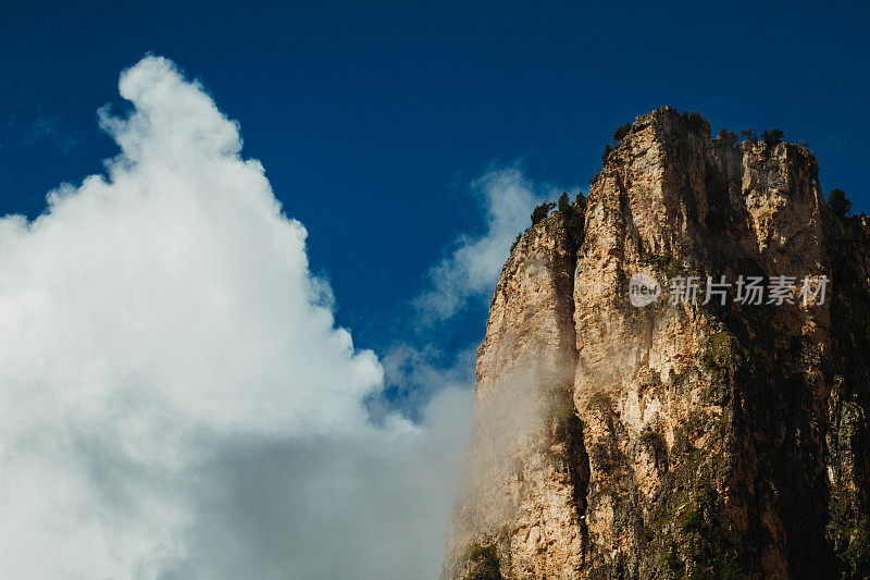 白云石山脉的山景