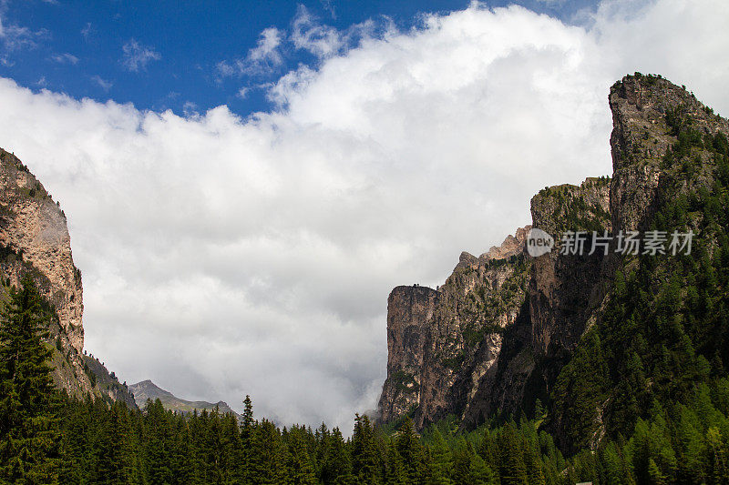 白云石山脉的山景