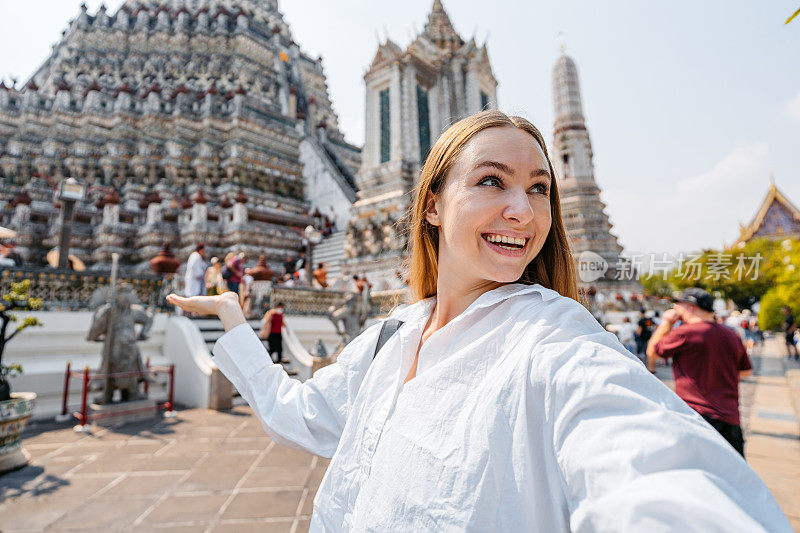 年轻女子在泰国曼谷的黎明寺自拍