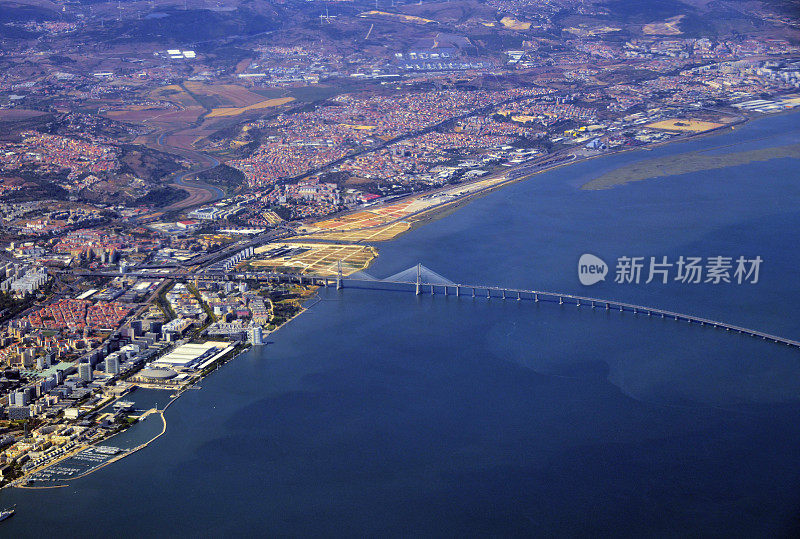 里斯本和瓦斯科·达·伽马大桥的东侧，从塔霍河上俯瞰，里斯本，葡萄牙