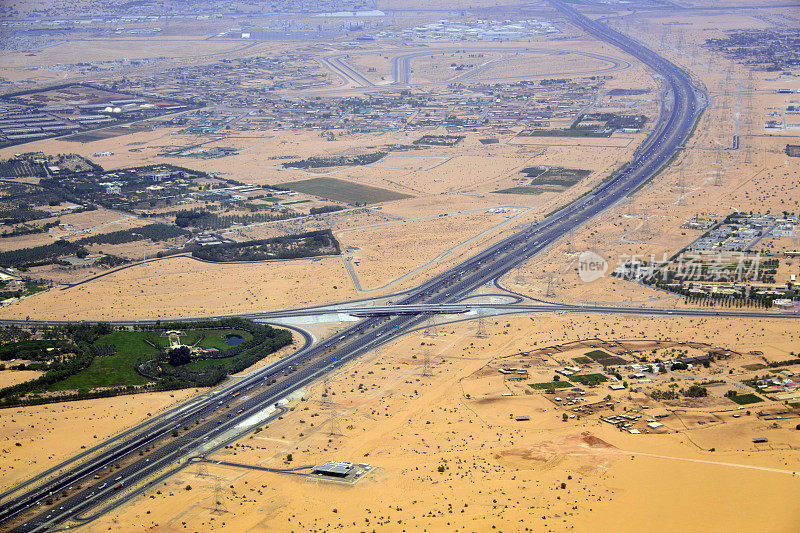 E661公路鸟瞰图，被称为“阿联酋路”，迪拜，阿联酋