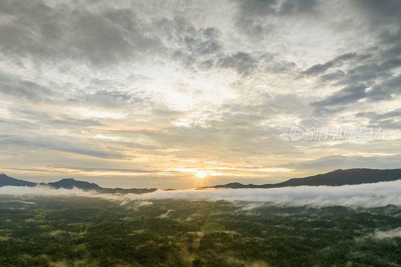 日落时拍摄的山间云景