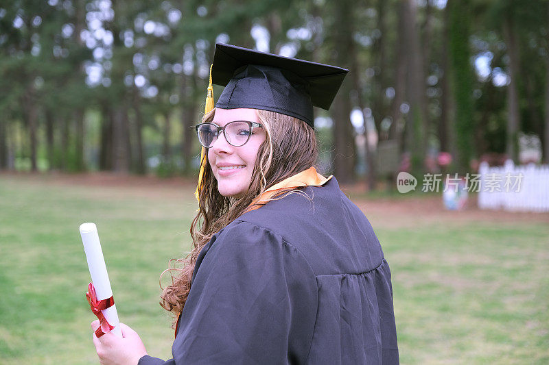 毕业典礼上，一位戴着学士帽、身穿学士服的大四女生的肖像