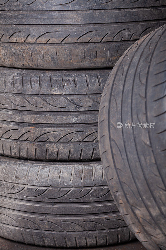 由轮胎和轮毂组成的汽车组合物，在汽车季节性更换前或突破后使用。