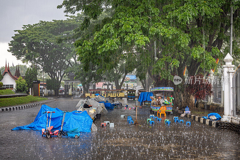 大雨中的小型游乐园