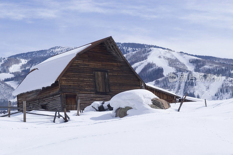 蒸汽船温泉滑雪场和谷仓