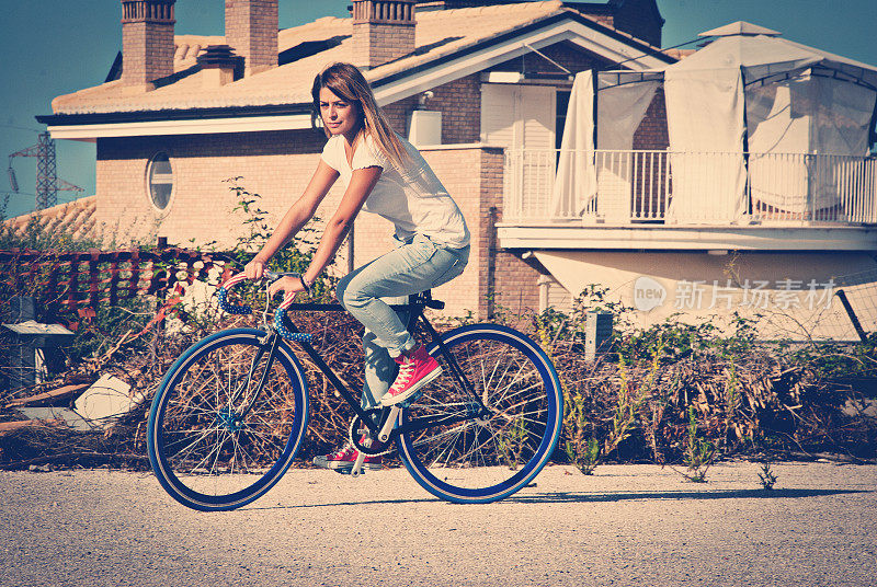 骑彩色自行车的女孩