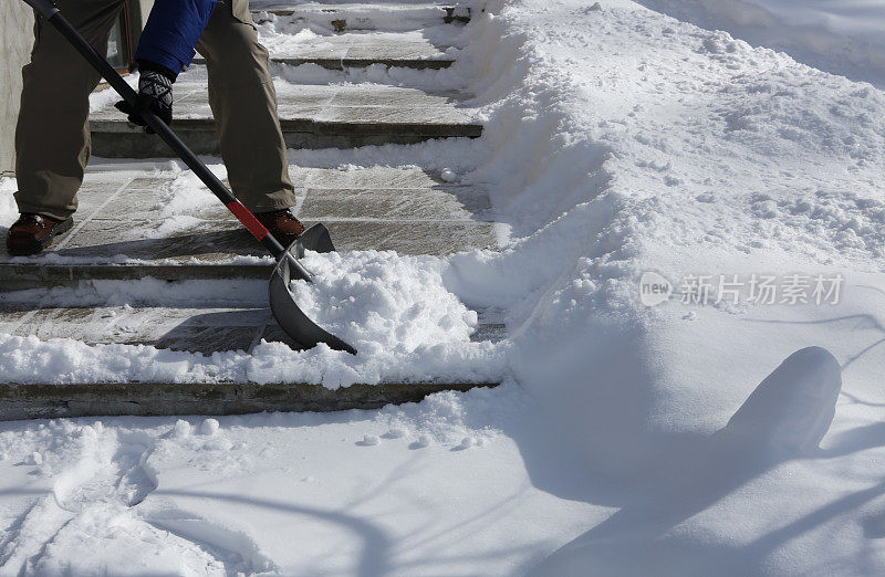 冬季暴风雪:清扫楼梯