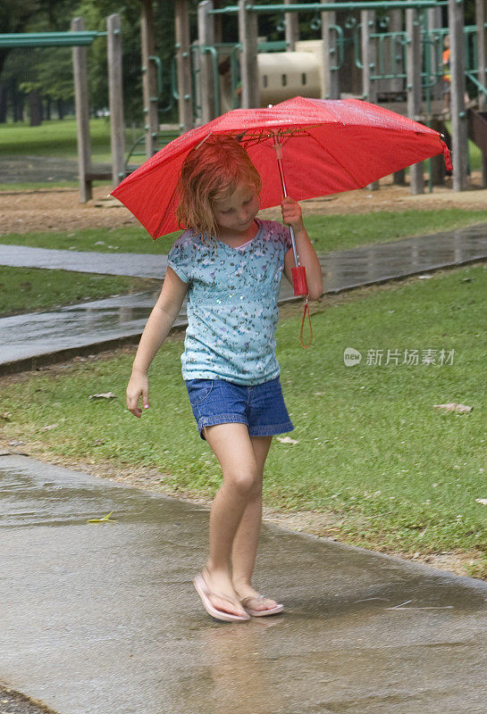 在雨中漫步