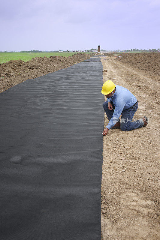 土木工程师正在检查正在修建的道路