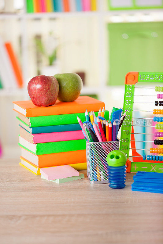 算盘，书和铅笔放在桌上，回到学校的概念