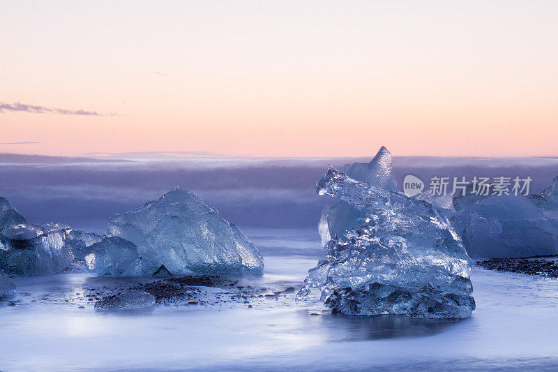 冰岛Jokulsarlon海滩上的冰山