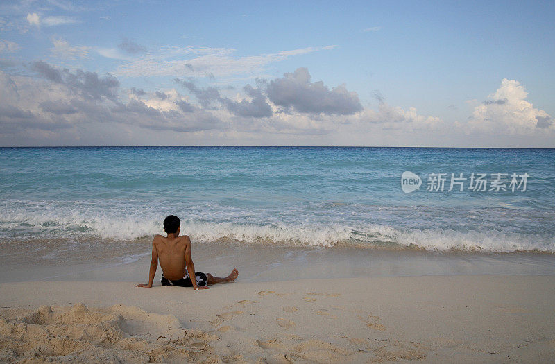 欣赏加勒比海上空美丽的云彩