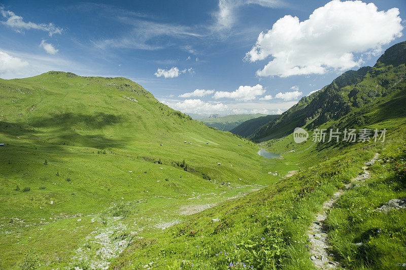 在一个完美的夏日阿尔卑斯山徒步旅行