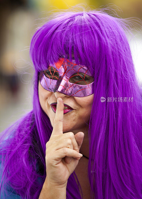 戴着面具的女人，紫色假发，飞走的头发示意安静