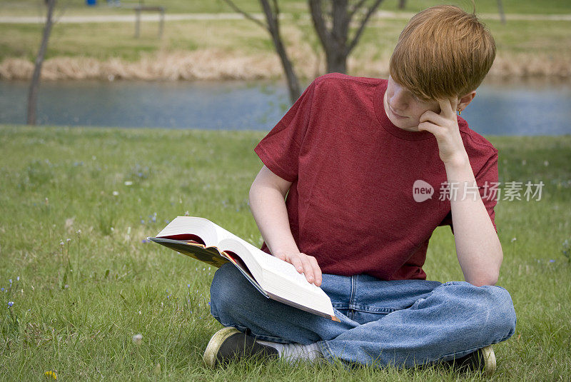 在公园里读书的少年