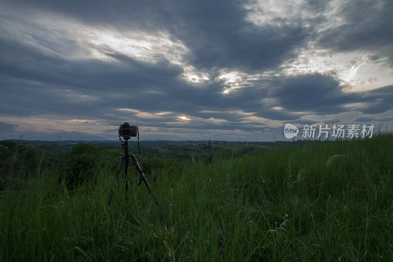 相机拍摄的云景在乡村的延时