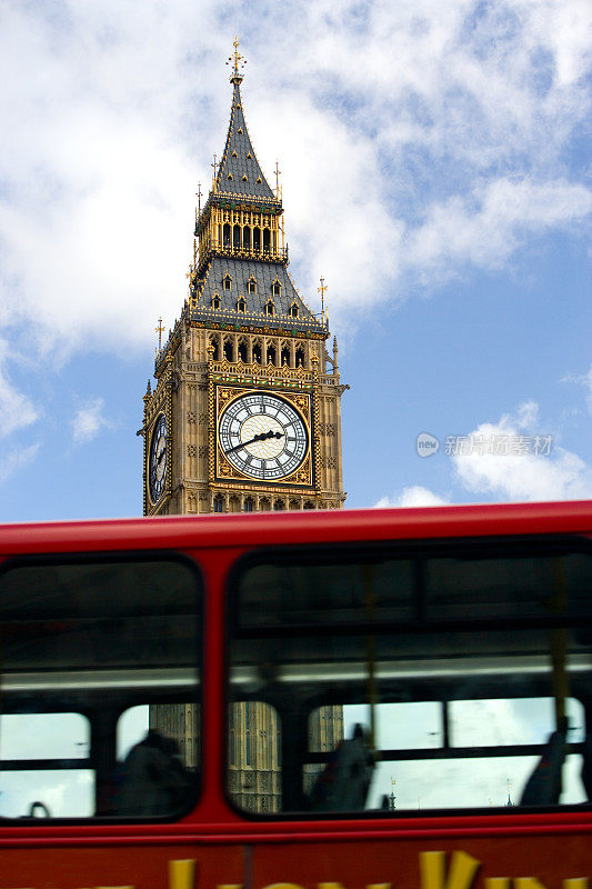 大本钟和旅游巴士。